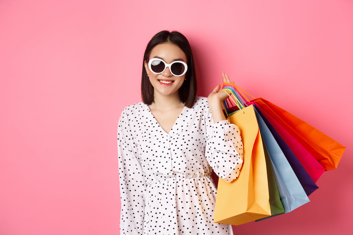 Wanita Mengangkat Tas Belanja setelah Menggunakan Promo Belanja - DOKU.Promo