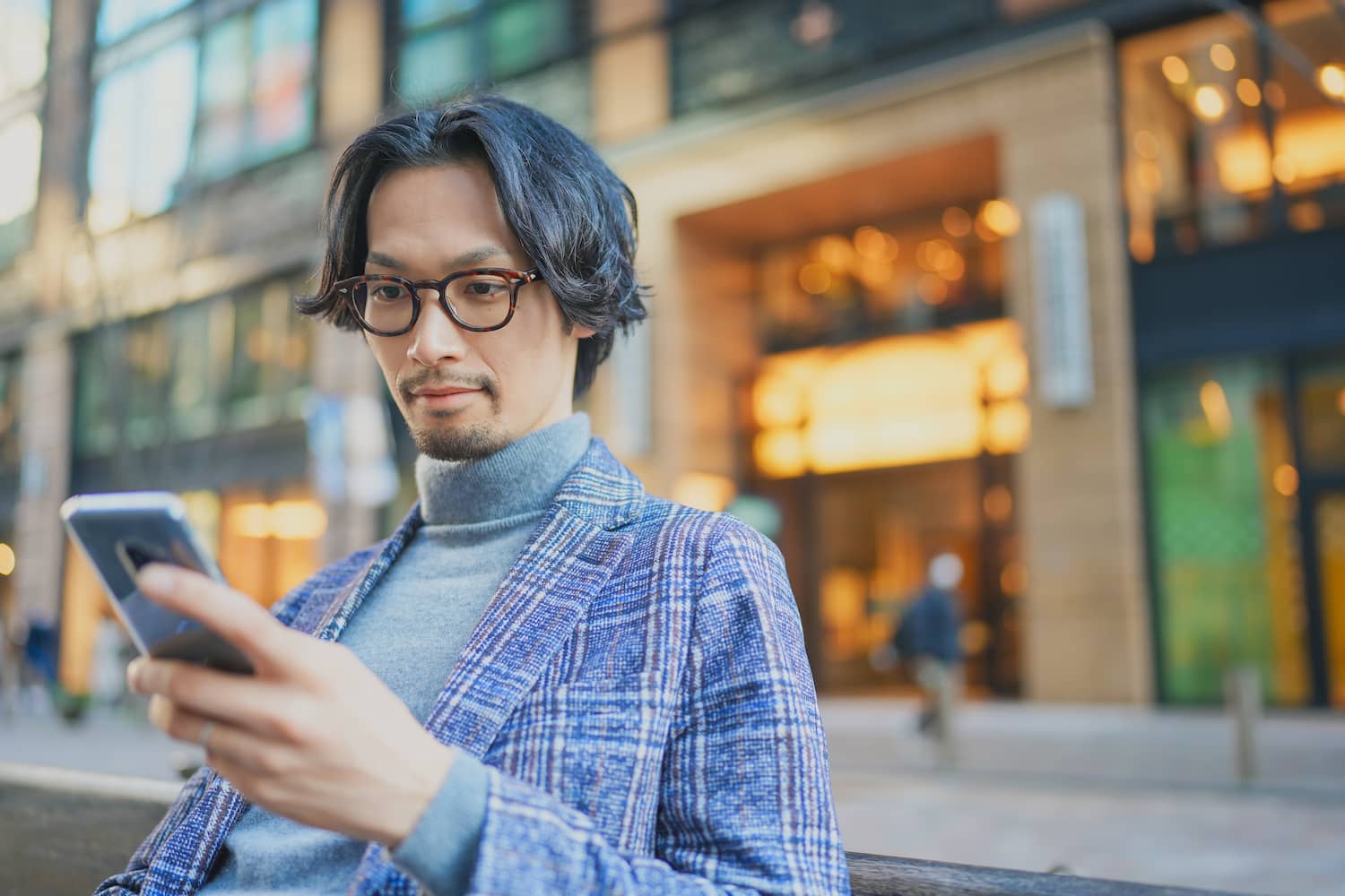 Smart Look dengan Turtleneck dan Kemeja Flanel + DOKU.Promo