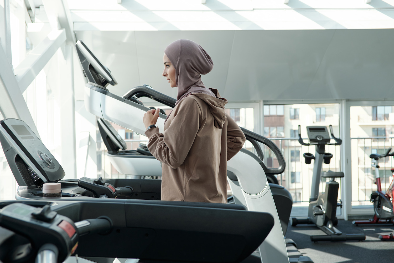 Wanita sedang Berolahraga - DOKU.Promo