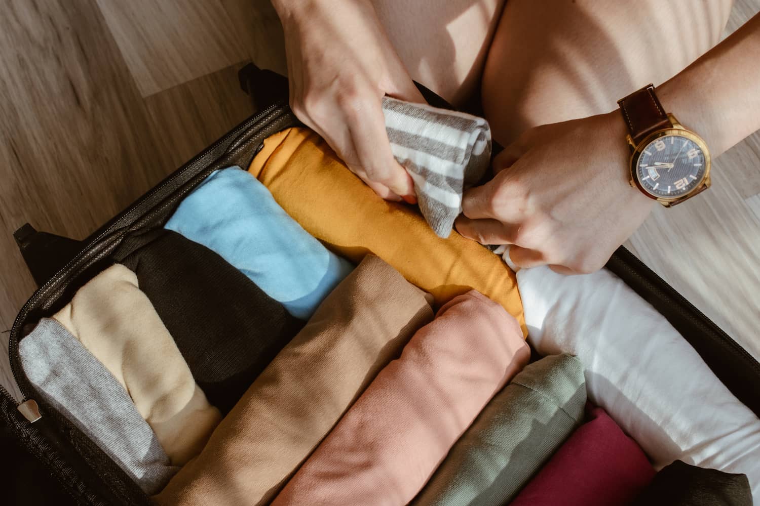 Gulung Semua Pakaian ke dalam Koper - DOKU.Promo
