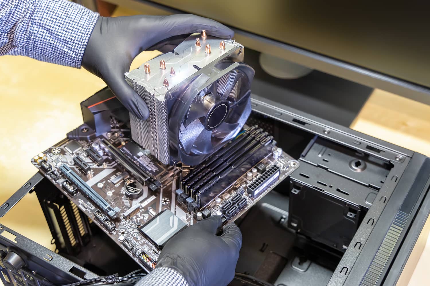 Pasang Motherboard ke Dalam Casing - DOKU.Promo